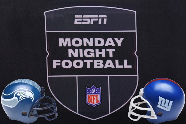 who is favored to win tonight's monday night football game